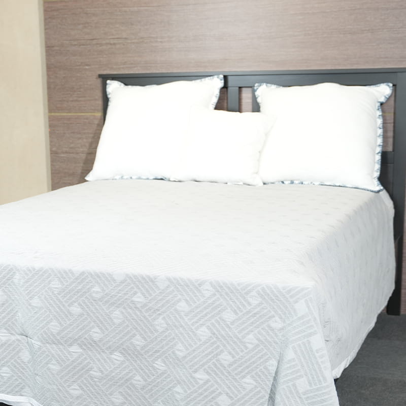 Polyester Yarn Dyed Jacquard Bedspread